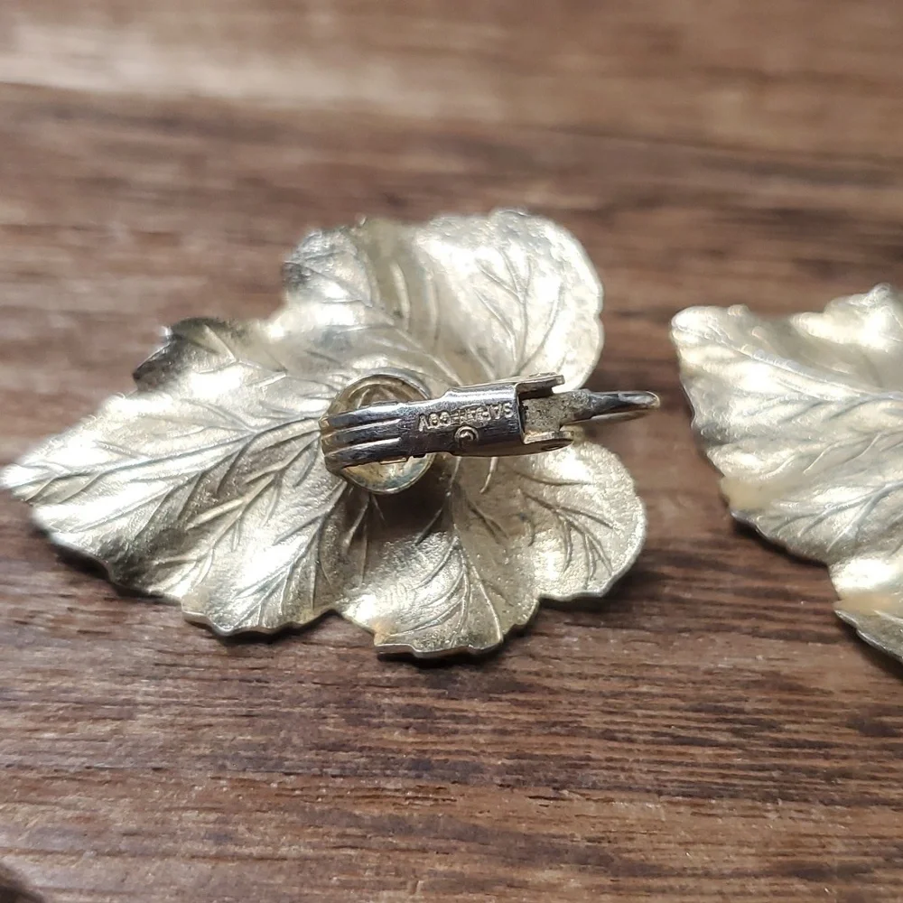 E932 sarah‎ coventry clip on earrings golden leaf
